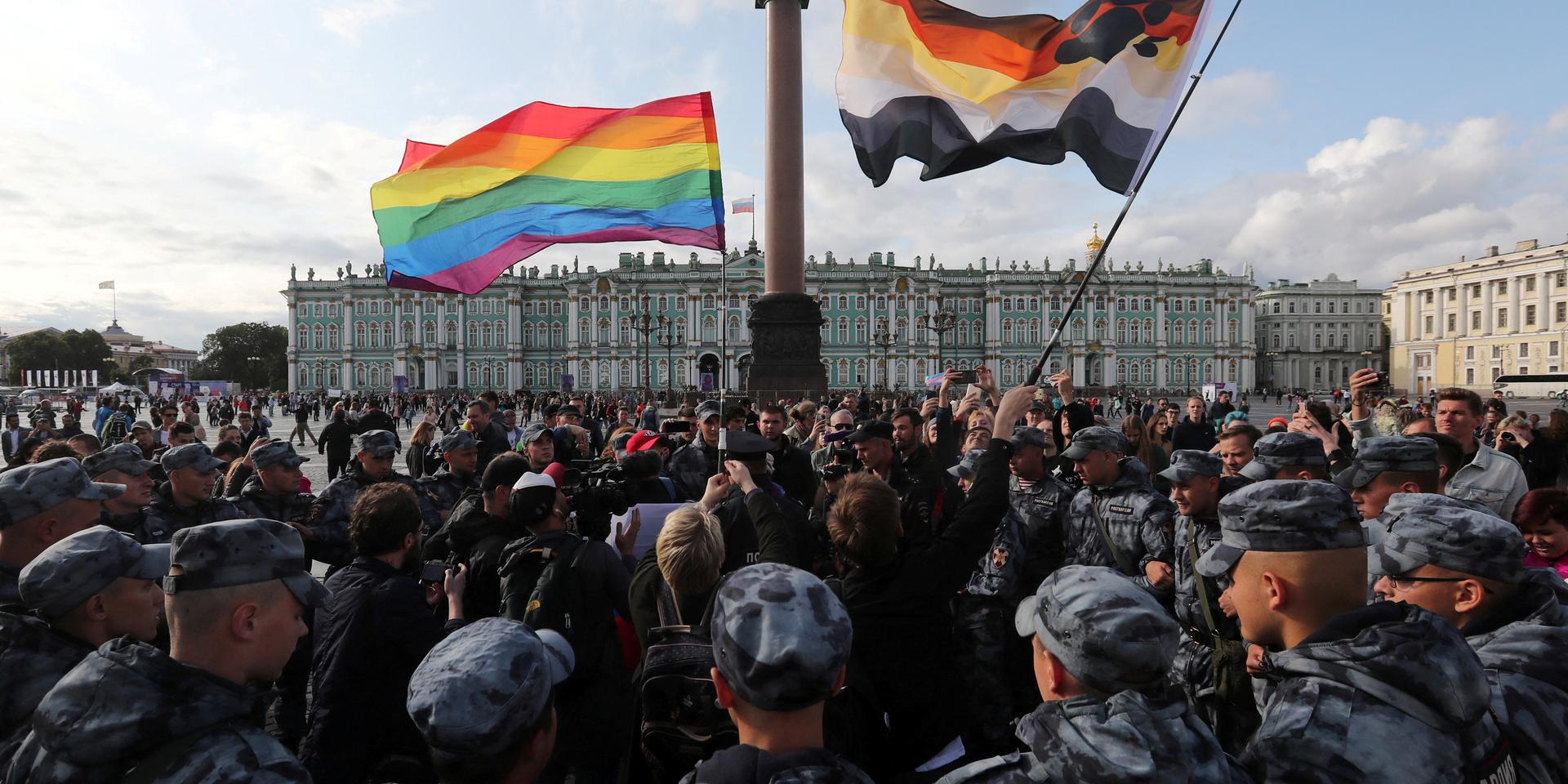 «Инструмент против любого неугодного». ЛГБТ в России запрещают как «экстремистскую организацию». Что это вообще значит?