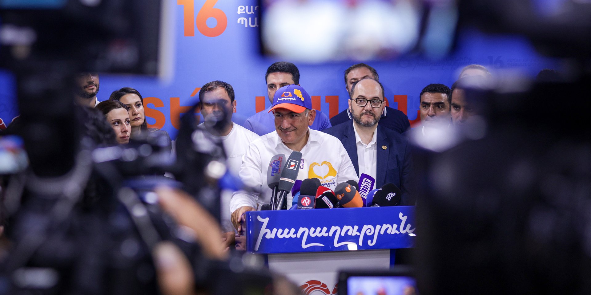 «Мы должны быть похожи на “Запорожец”, который лавирует между грузовиками»