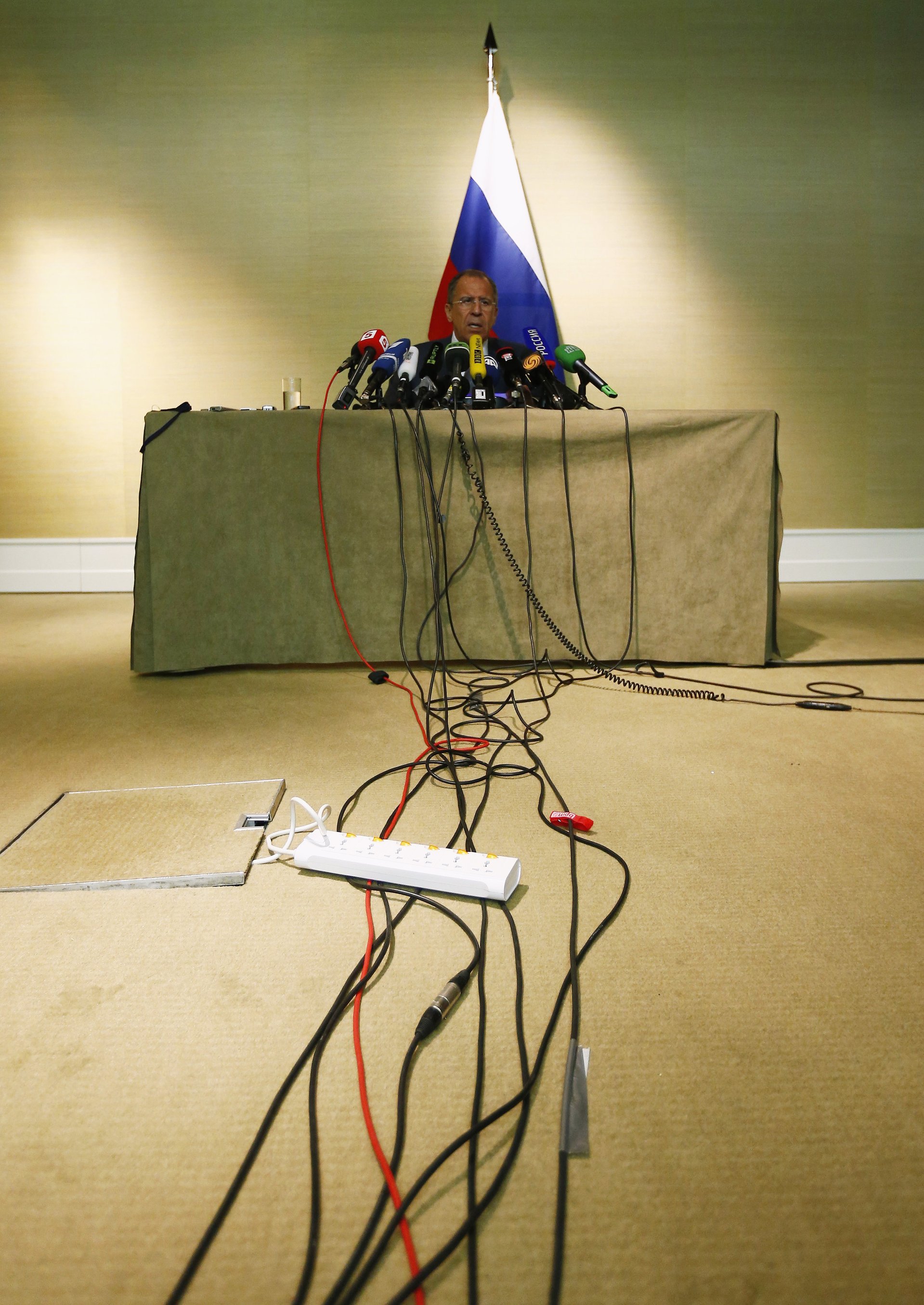 Сергей Лавров выступает перед журналистами по итогам переговоров по Украине в Женеве, 17 апреля 2014 года