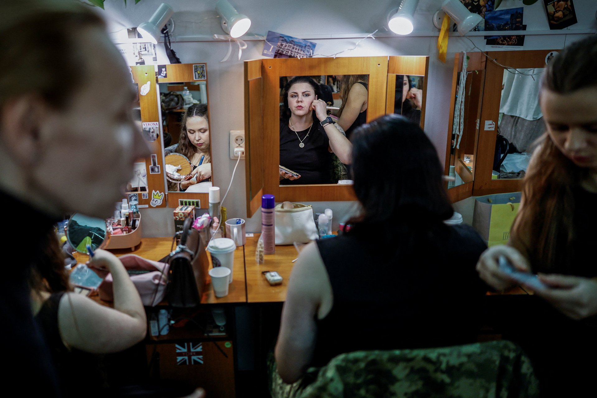 Инна Короленко наносит грим перед выходом на сцену. Киев, 4 декабря 2025 года