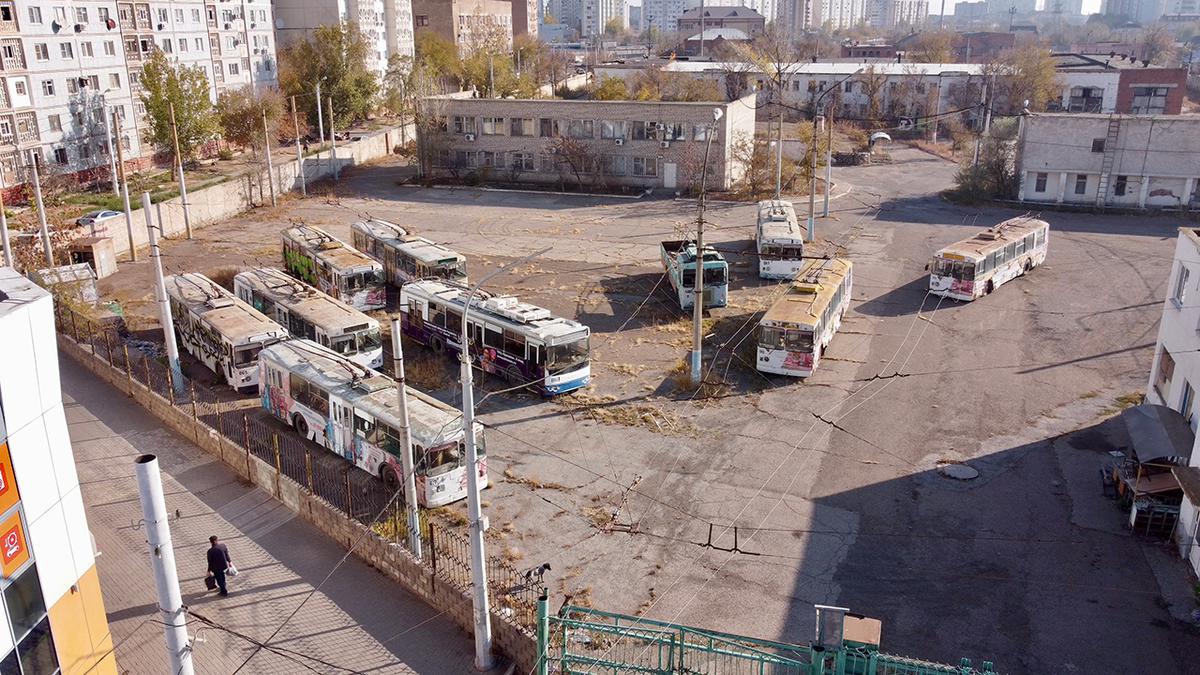 Заброшенные троллейбусы.