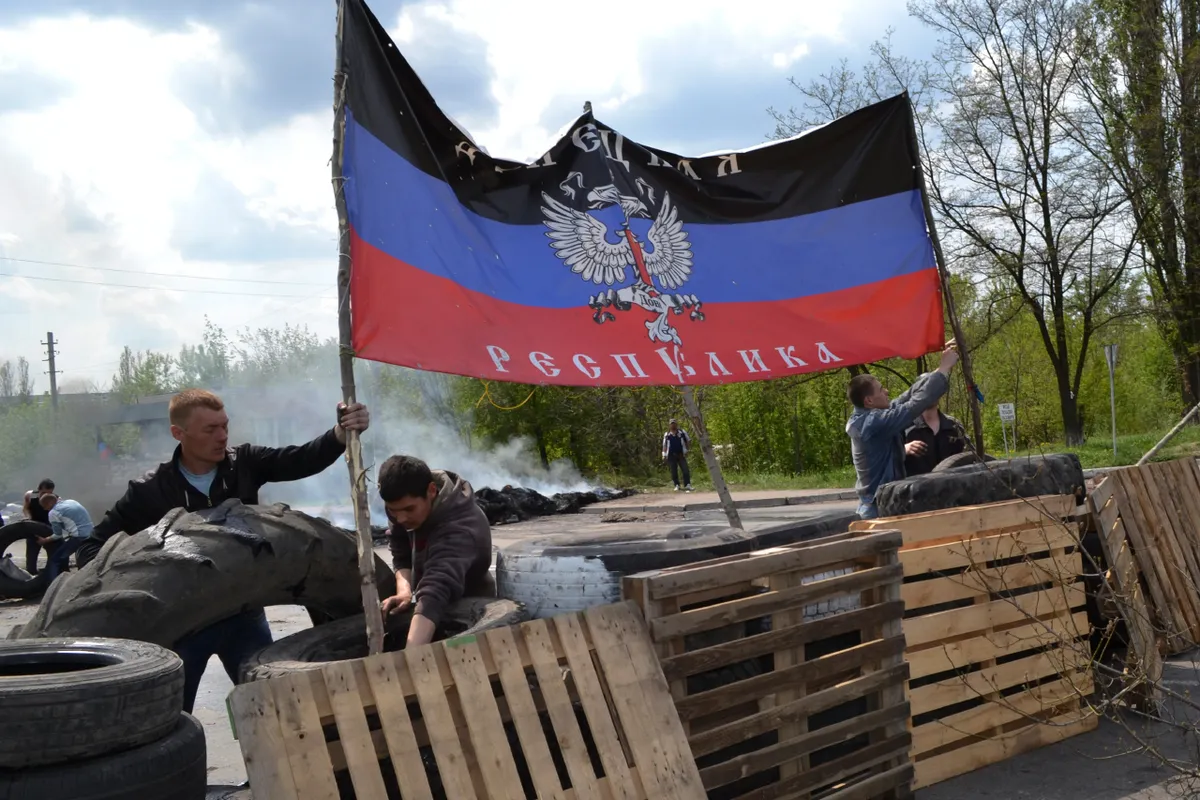 Пророссийские активисты на баррикаде в Краматорске 3 мая 2014 года.