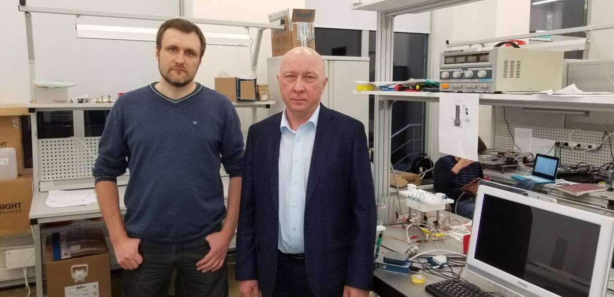 Олег Кабов (справа) в лаборатории
