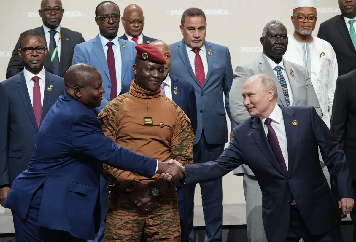 На второй саммит приехали всего 17 африканских лидеров. (рукопожатием с Путиным обменивается президент Мозамбика Филипе Жасинту Ньюси)