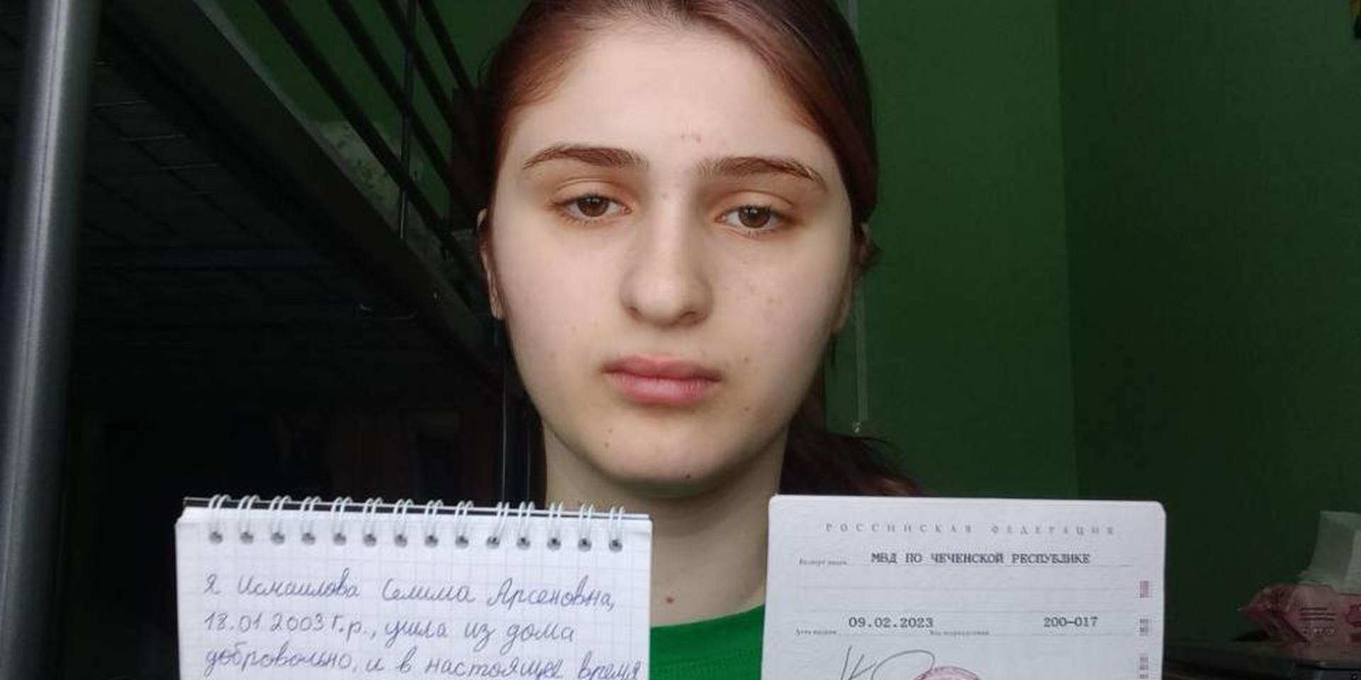 В московском аэропорту задержали 19-летнюю девушку из Чечни. Она бежала от побоев отца