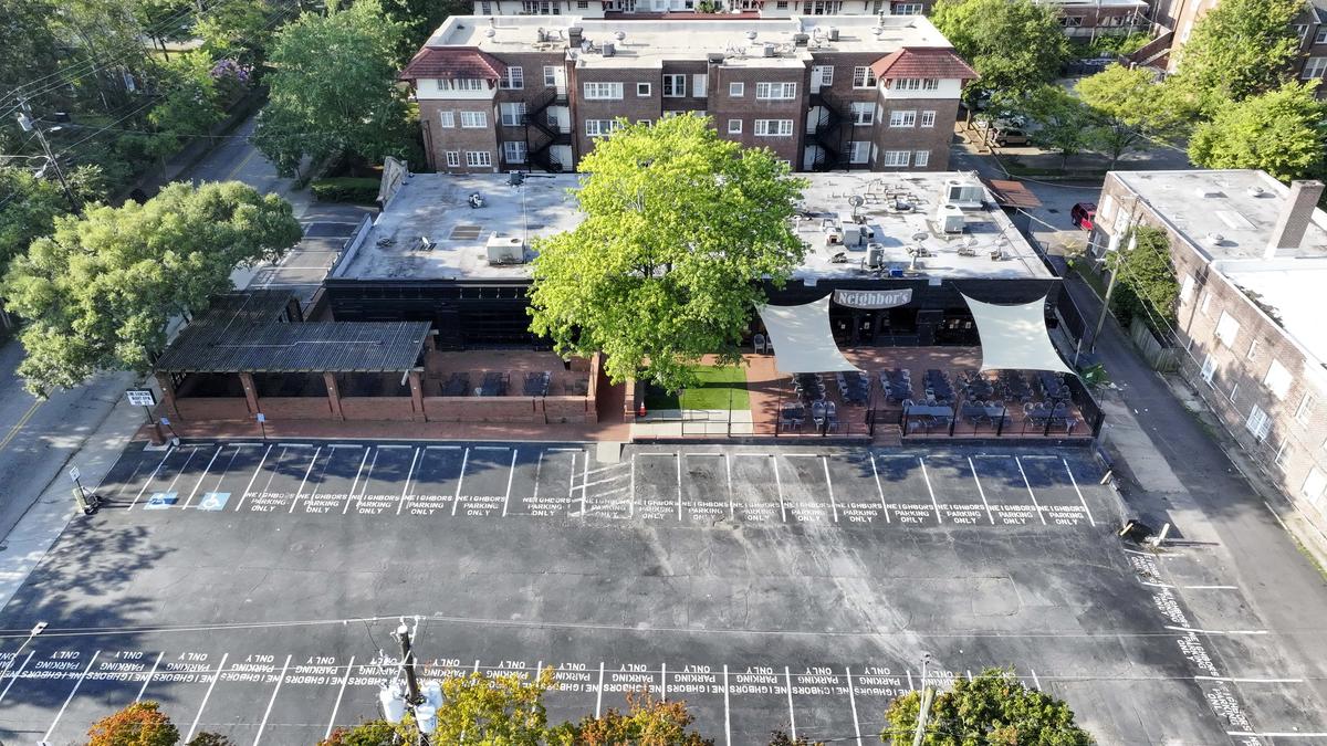 Здание, которым владел Хотимский в Атланте, — именно в нем находится Neighbor’s Pub 