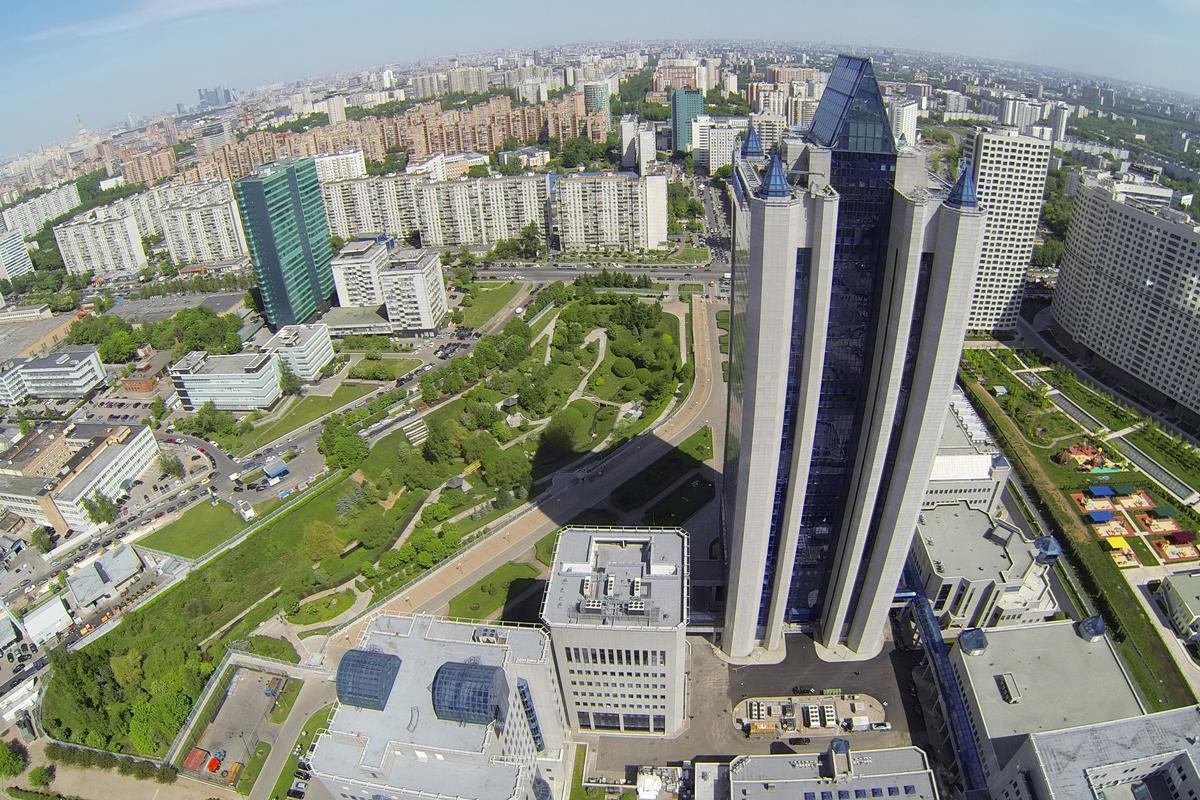 Ташировский бизнес-центр «Газойл плаза» (слева) обеспечен клиентами благодаря «Газпрому» (справа)
