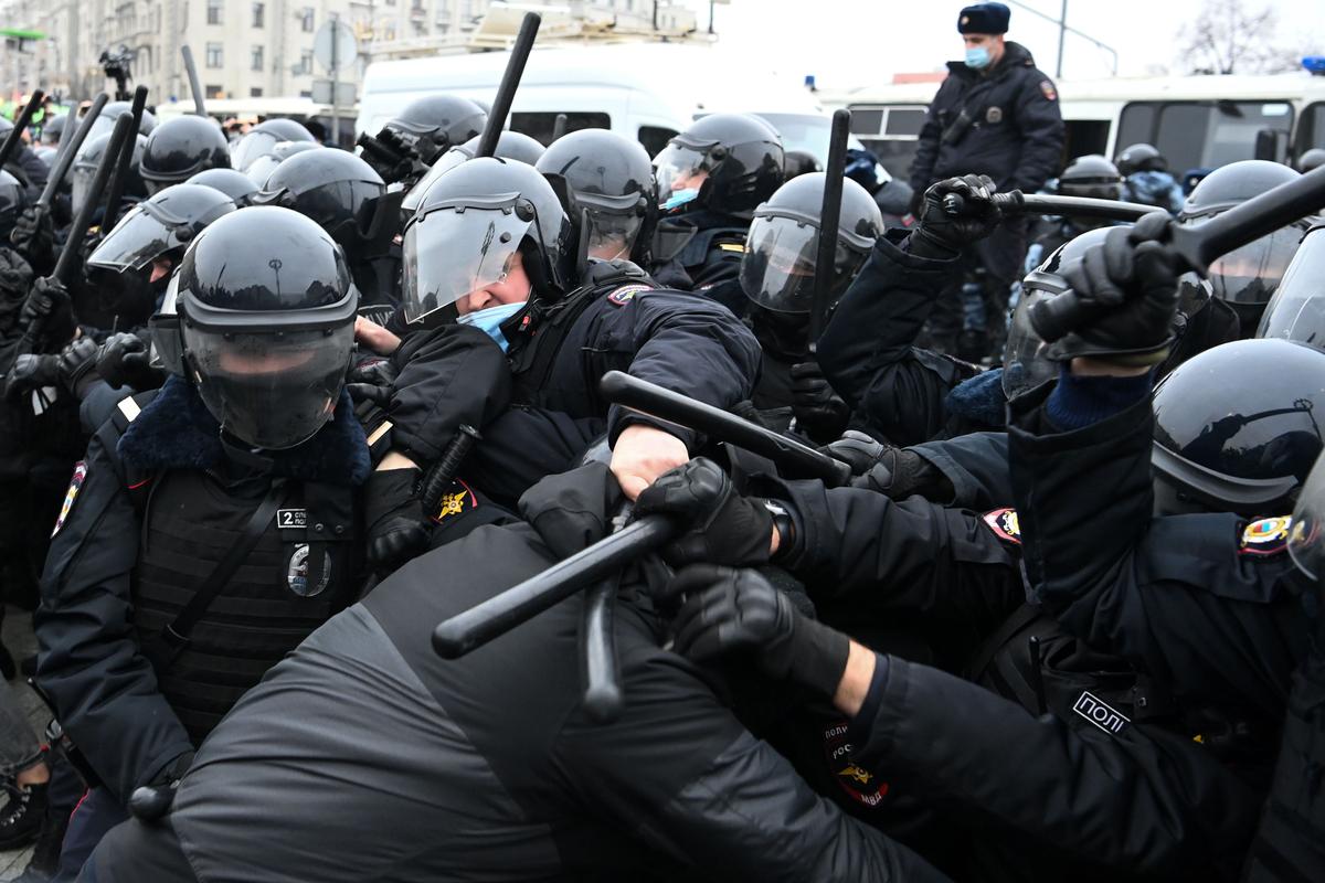 Полиция разгоняет митинг в поддержку заключенного в тюрьму лидера оппозиции Алексея Навального в центре Москвы 23 января 2021 года