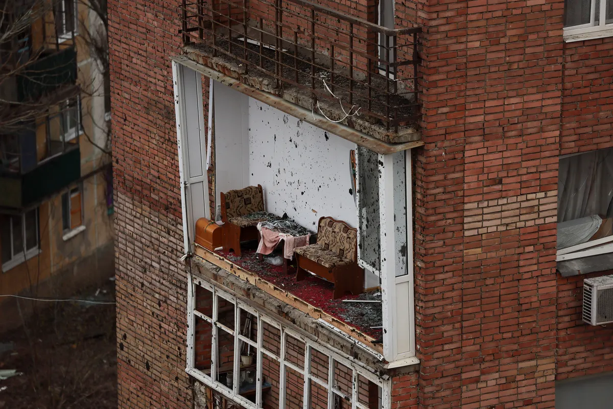 Разрушенный обстрелами дом в Константиновке