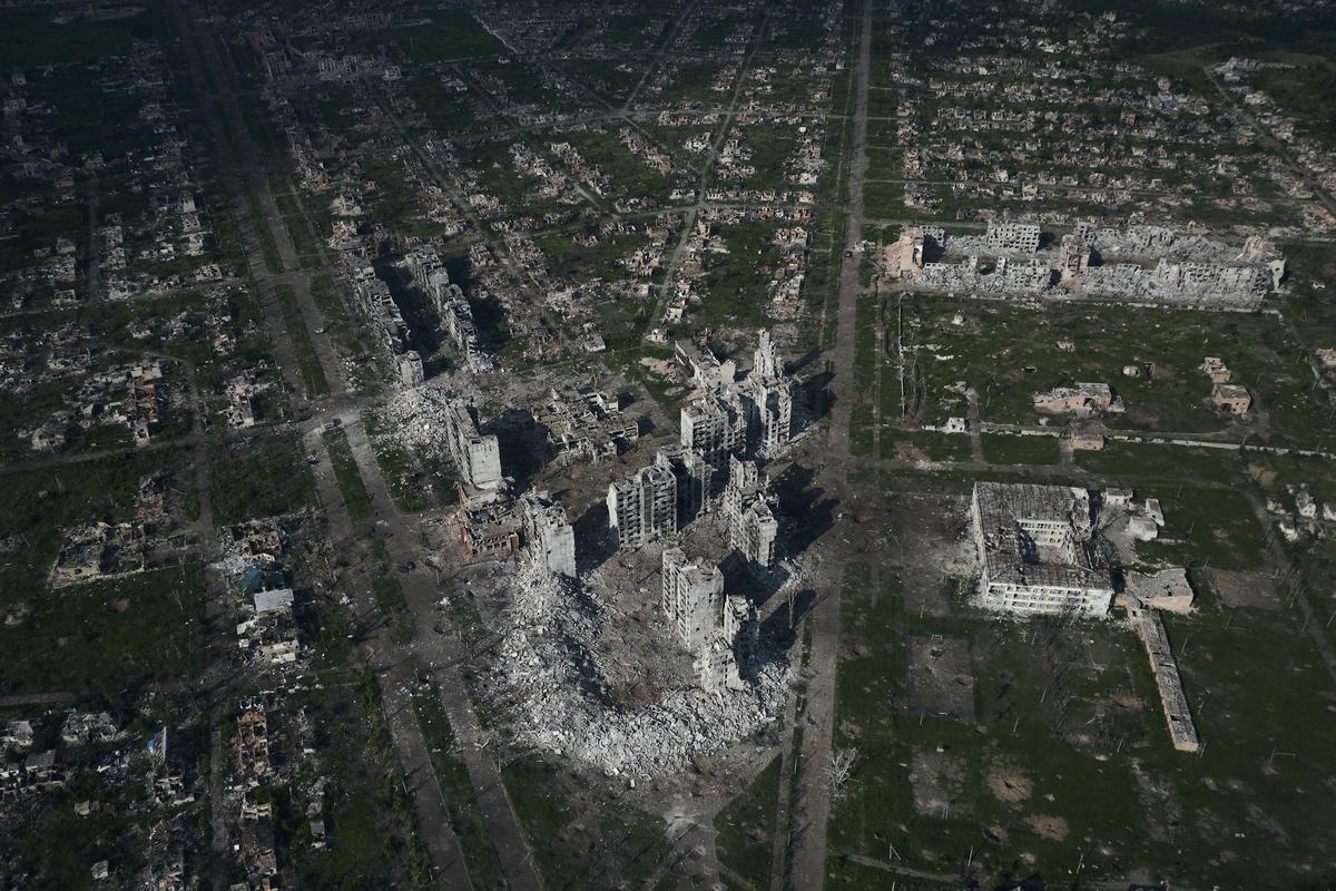 Сражение за Бахмут (разрушенный город — на фото) показало новый характер войны: очень много крови — и никаких значимых результатов