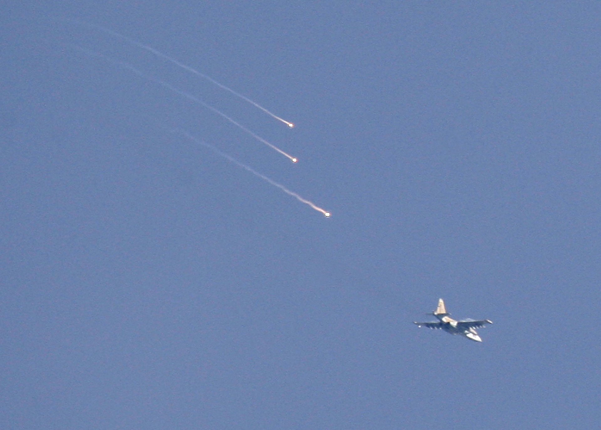 Военный самолет отстреливает тепловые ловушки в небе над Гори. 12 августа город подвергся новым бомбардировкам, несмотря на то, что к этому моменту российский президент Дмитрий Медведев дал приказ остановить боевые операции перед встречей с французским президентом Николя Саркози