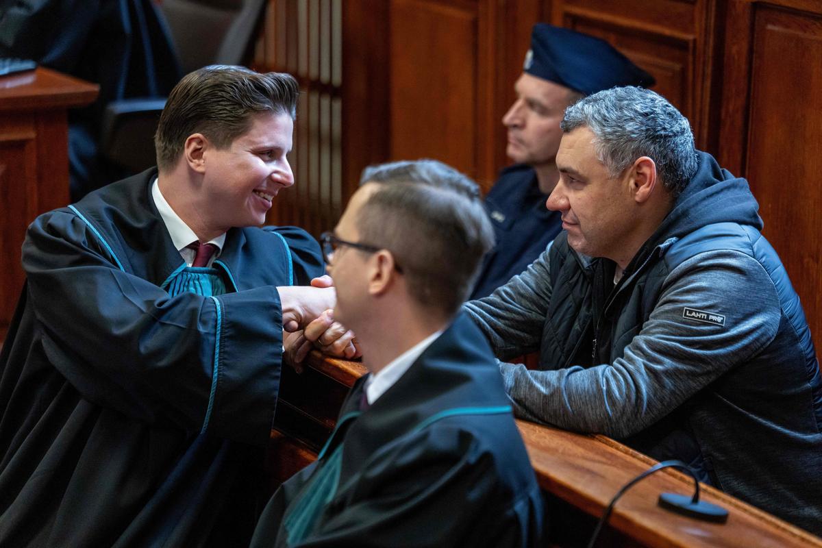 Сергей Кузнецов со своим адвокатом