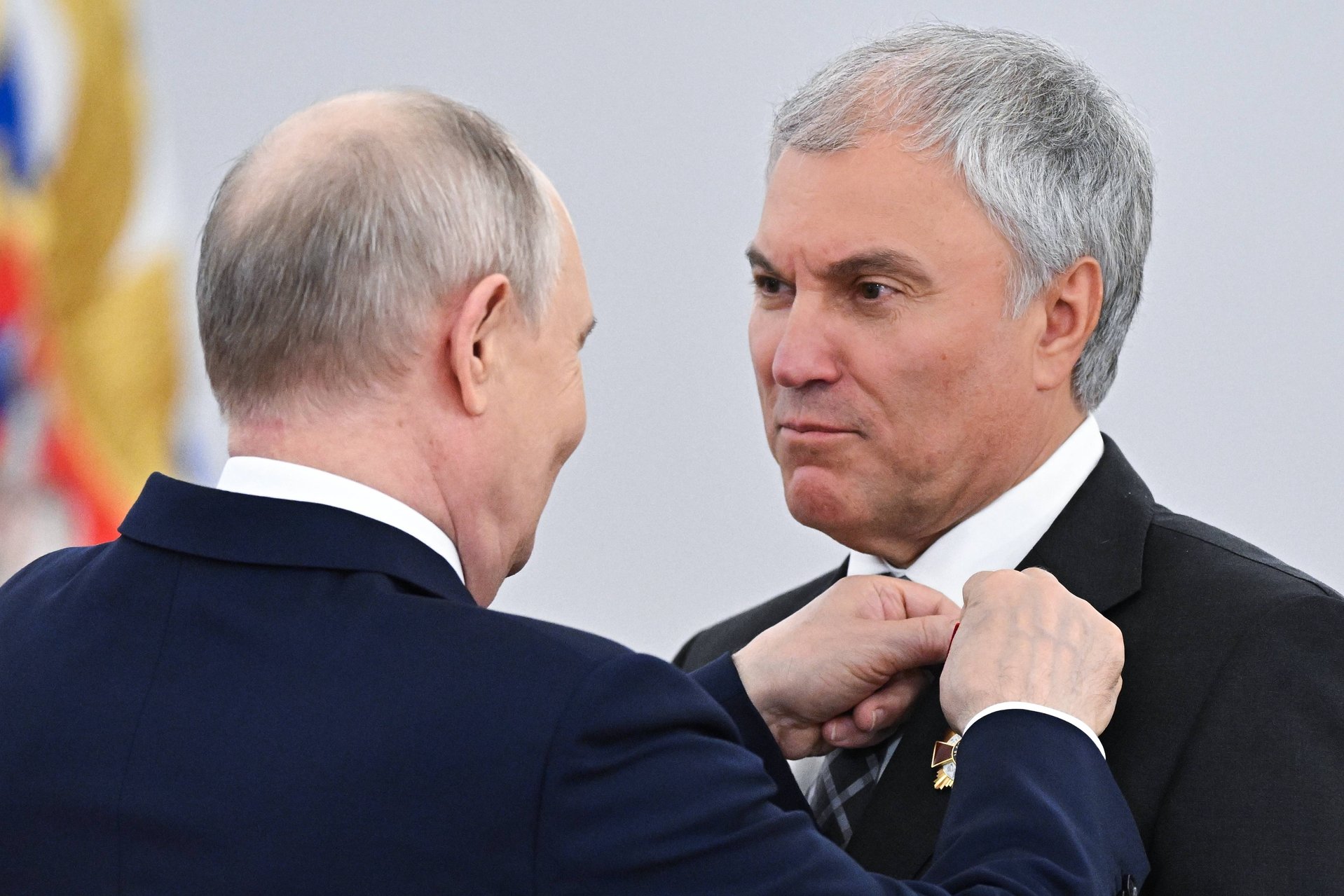 «Россия! Путин! Победа!» — такими словами 27 июля спикер Вячеслав Володин завершил работу Госдумы VIII созыва. И получил от Путина орден «За доблестный труд».
