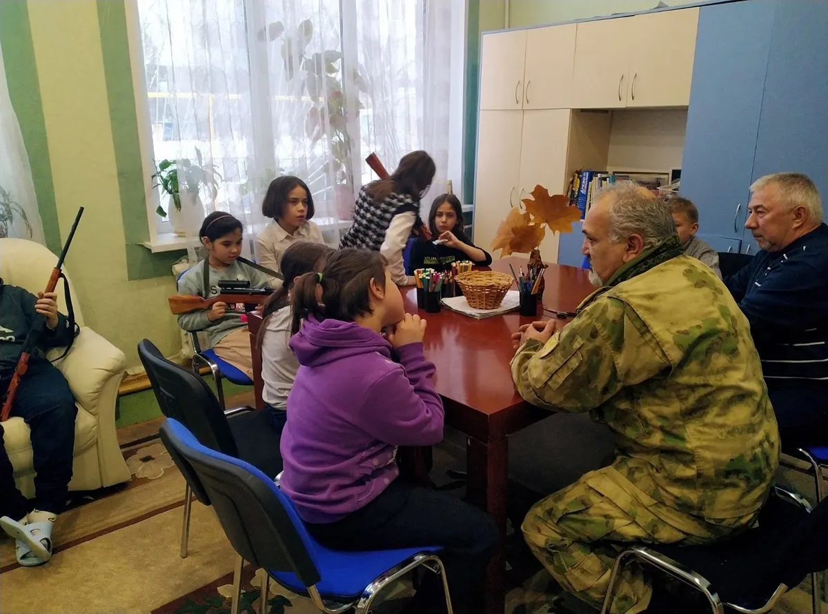 Воспитанники детдома на встрече с военными