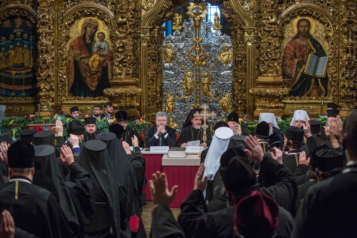 В 2018 году православный собор под наблюдением тогдашнего президента Петра Порошенко должен был создать единую православную церковь Украины, но УПЦ объединяться с «раскольниками» отказалась