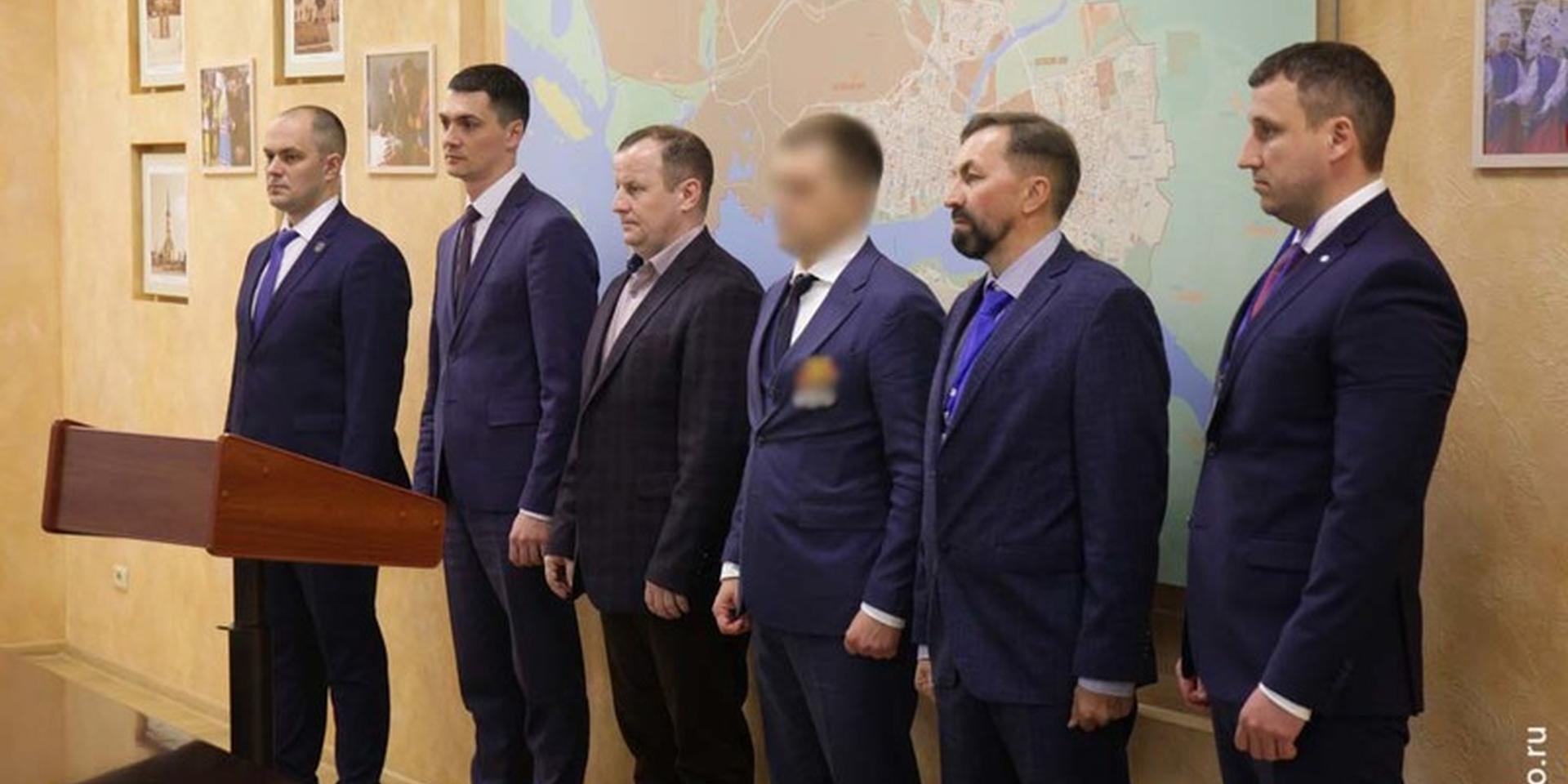 Мэрия Череповца заблюрила кандидата в мэры на фото