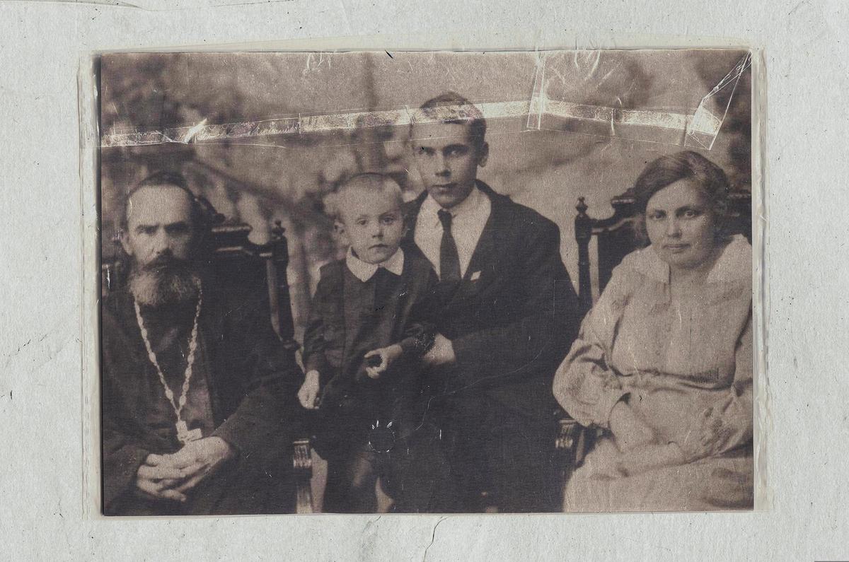 Fedor Andrievsky (grandfather of Oksana Andrievskaya), in the middle – his son Nikolai Andrievsky (father of Oksana Andrievskaya)