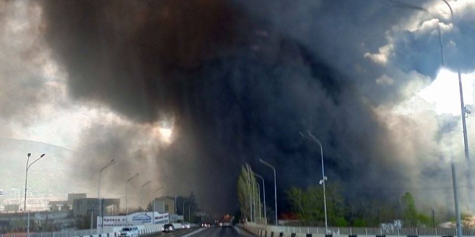 Качество воздуха в Туапсе ухудшается из-за пожара на НПЗ, дети попадают под «нефтяной дождь»