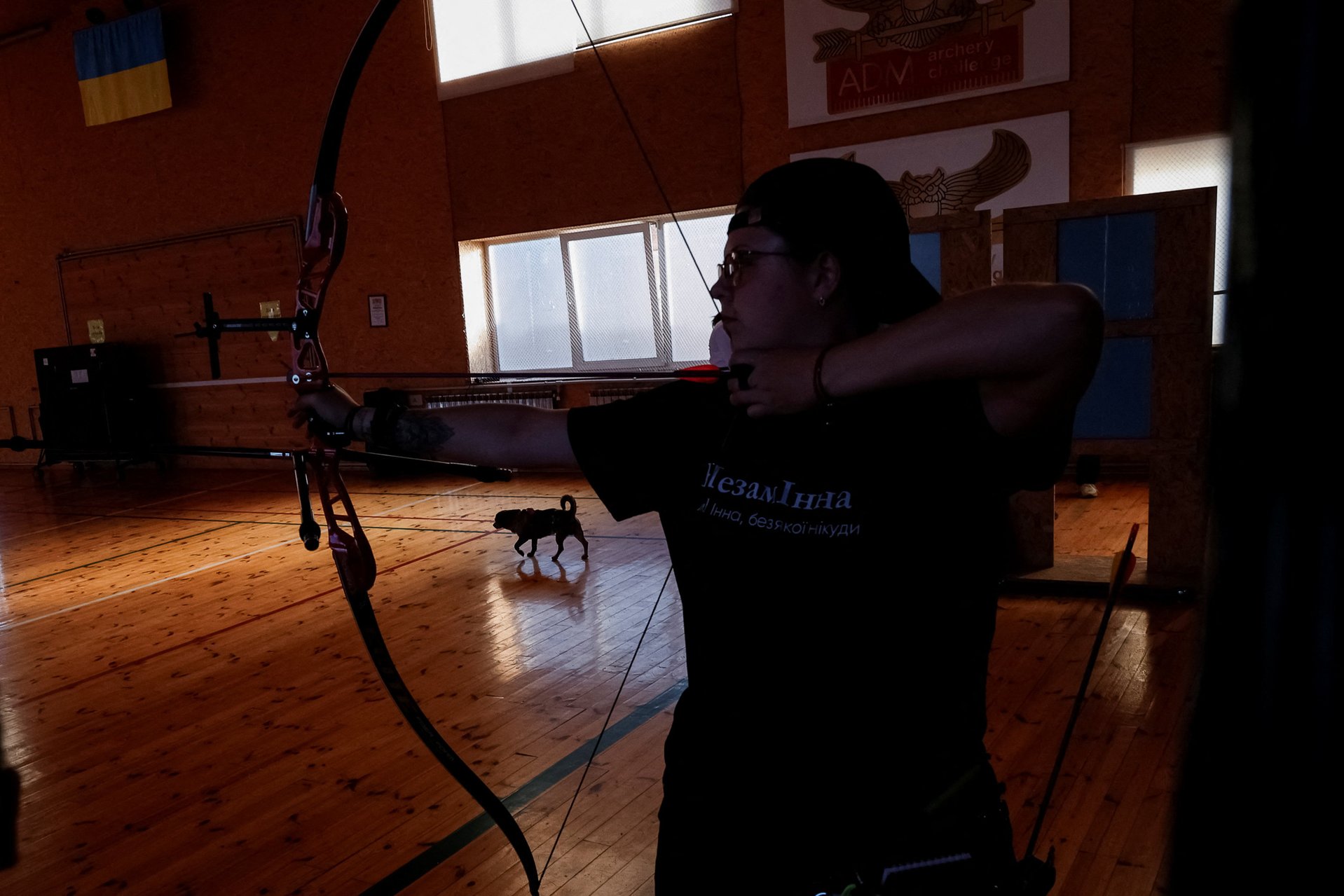 Другая участница «Театра ветеранов», 26-летняя боевой медик Инна Короленко тренируется перед соревнованиями по стрельбе из лука, 11 сентября 2025 года