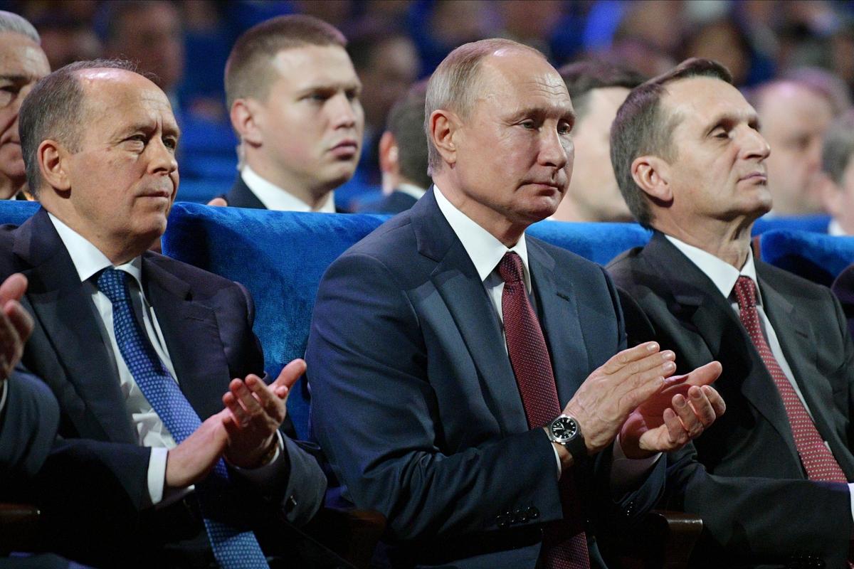Опричнина компактна, не всем силовикам в ней есть место. Но ФСБ (слева — ее директор Александр Бортников) и СВР (справа — ее директор Сергей Нарышкин) точно в нее входят