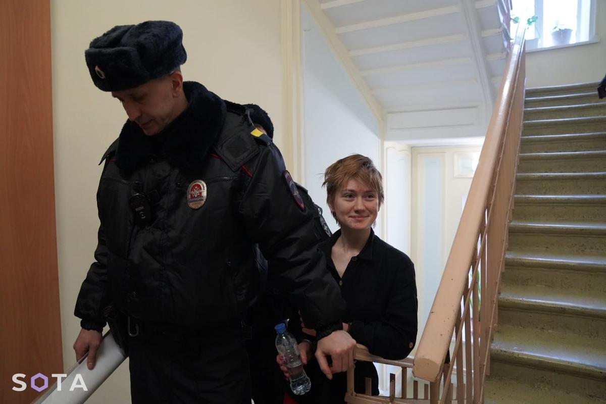 В Петербурге 18-летнюю девушку отправили в СИЗО за строки из ...