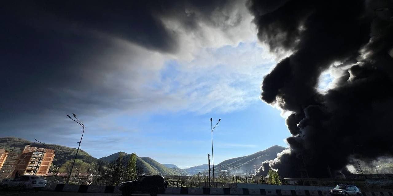 БПЛА снова атаковали НПЗ в Туапсе, начался пожар