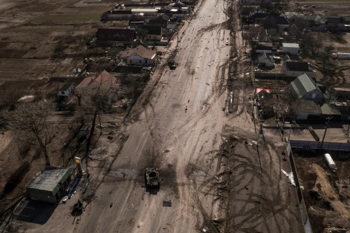 Подбитые российские танки на дороге в Броварах, Киевская область, 10 марта 2022 года