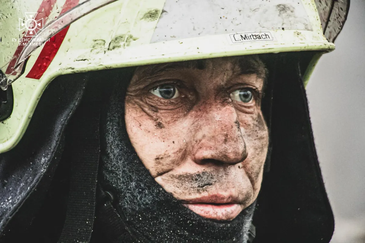 Сотрудник украинской Государственной службы по чрезвычайным ситуациям в Киеве, 23 ноября