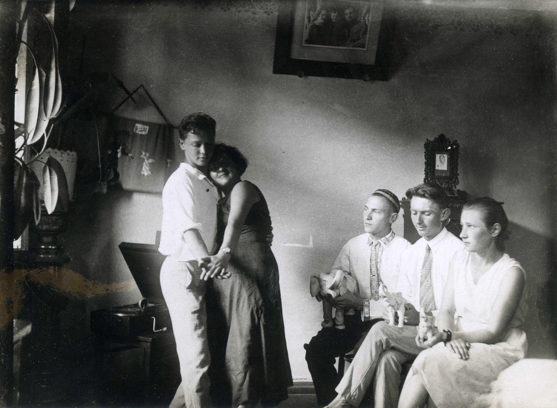 Надпись на обороте: «г. Харьков 19–12/VIII-33 г.»