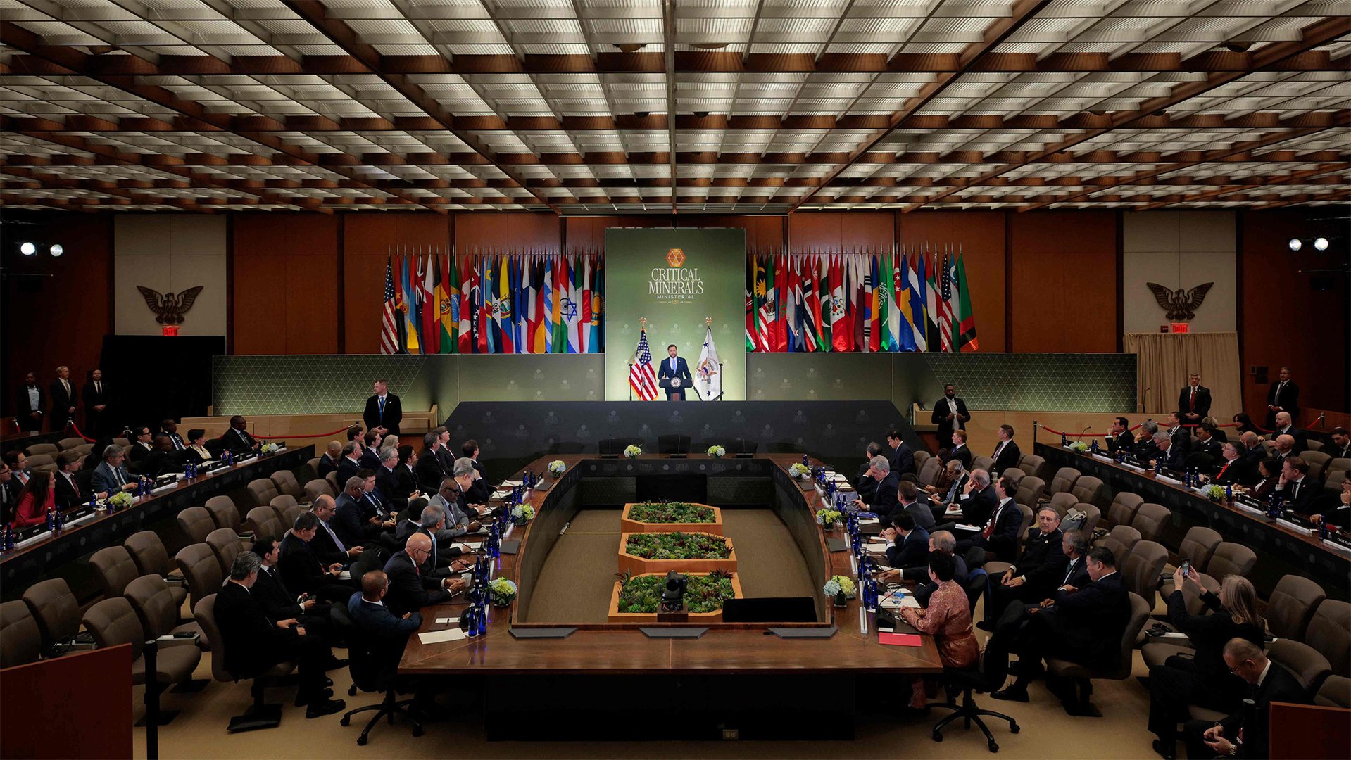 В феврале 2026 года США организовали министерскую встречу по критически важным минералам с представителями 54 государств и Еврокомиссией. Не упоминая Китай напрямую, вице-президент Джей Ди Вэнс сослался на наводнение мирового рынка «импортными поставками» и предложил создать торговый блок для противодействия им