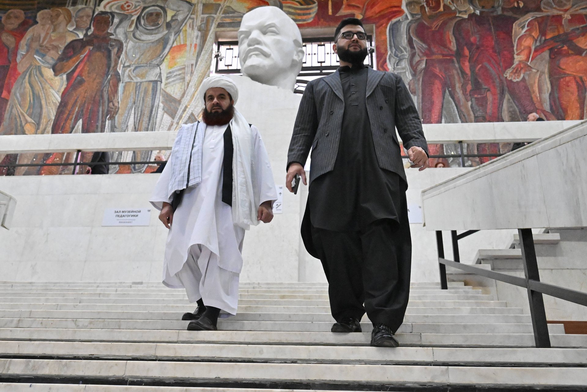 Посол талибского правительства Афганистана в РФ Гуль Хасан (слева) в центральном музее Вооружённых сил в Москве, 17 февраля 2025 года