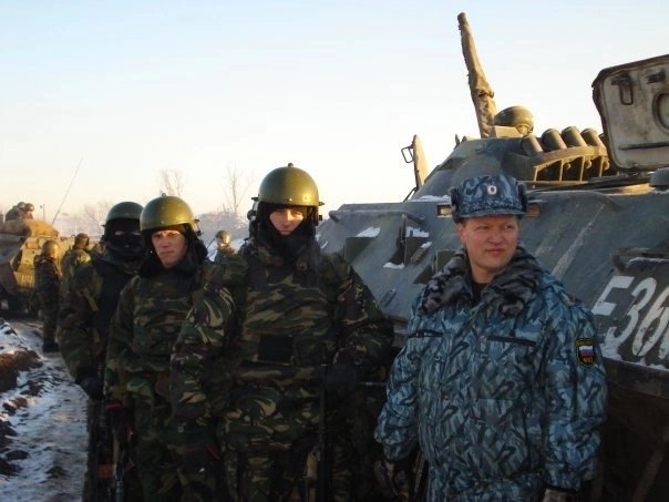 Полковник Храмеев (в сером камуфляже справа) в Чечне