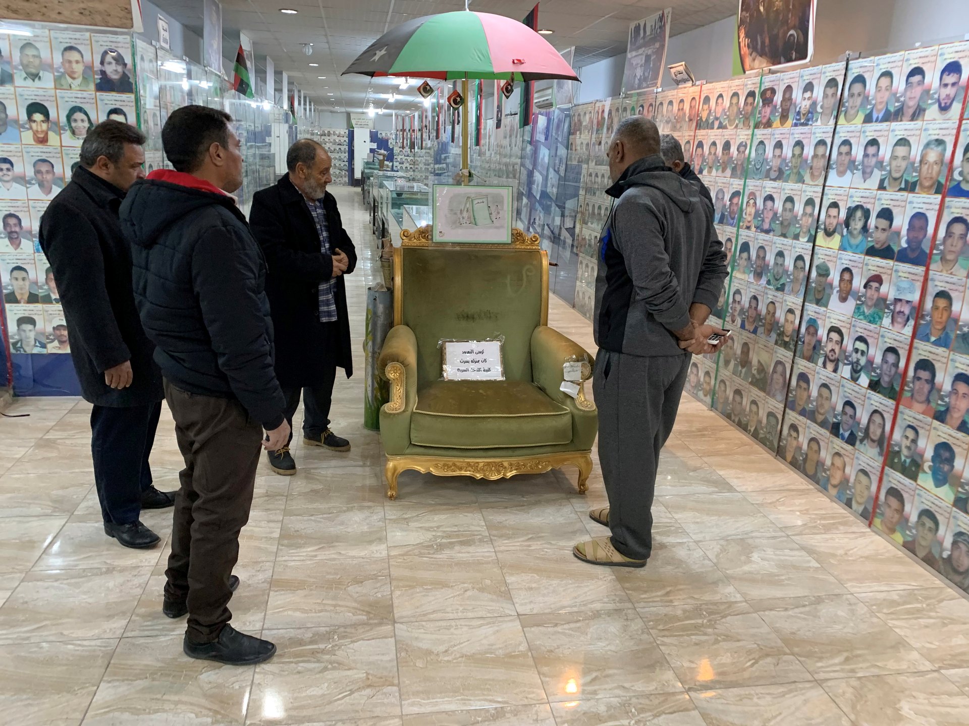 Муаммар Каддафи мертв, но кресло его живет — оно выставлено в Музее мучеников в ливийском Мисурате. А в Ливии больше десяти лет продолжается гражданская война