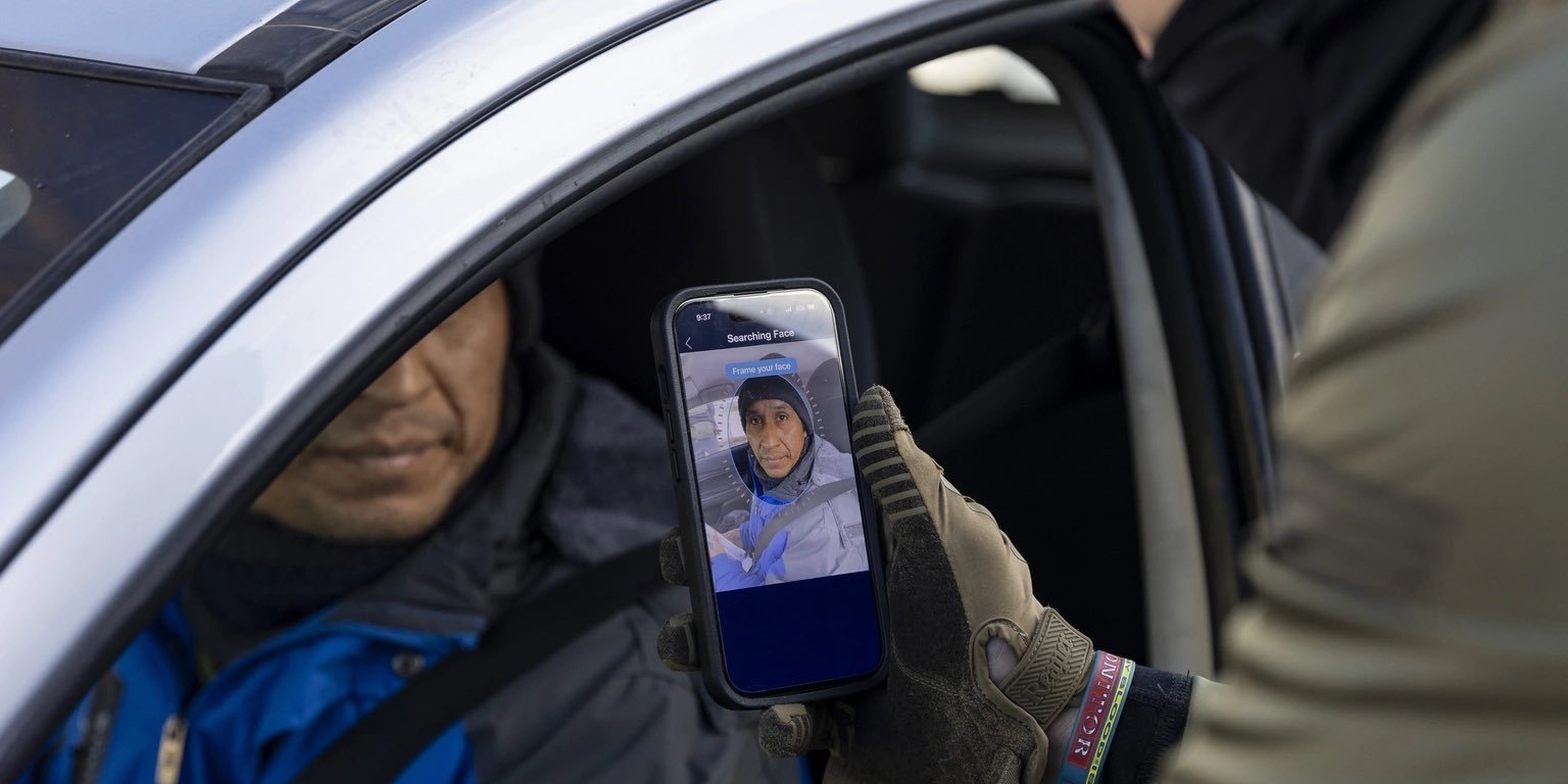 У миграционной полиции США (ICE) новый инструмент цифрового контроля — приложение для сканирования и профайлинга людей прямо на улицах