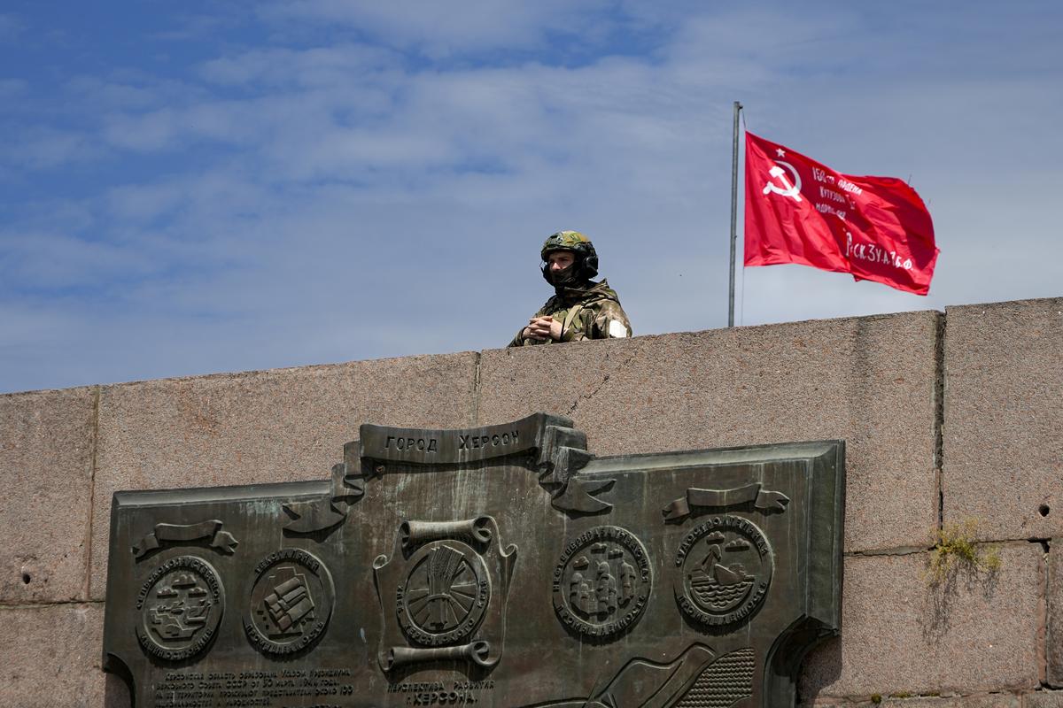 20 мая 2022 года, российский солдат охраняет территорию на Аллее Славы