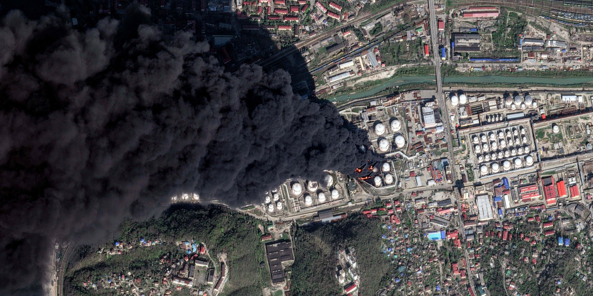 Порт в Туапсе горит больше суток, шлейф от пожара тянется на сотни километров