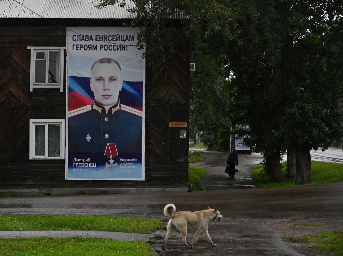 Портрет погибшего российского военного на доме в Енисейске в Красноярском крае