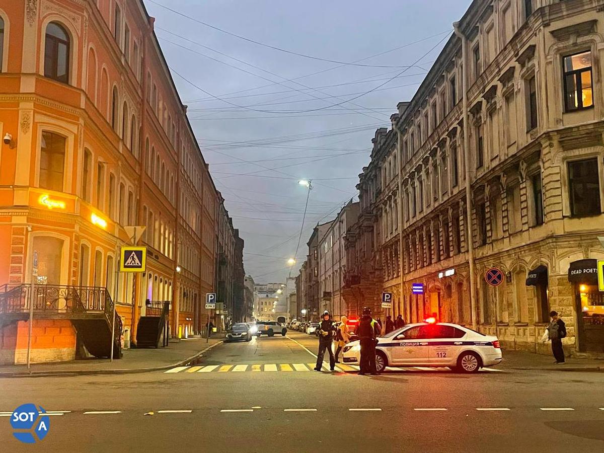 У отдела полиции, где держат певицу, дежурят силовики