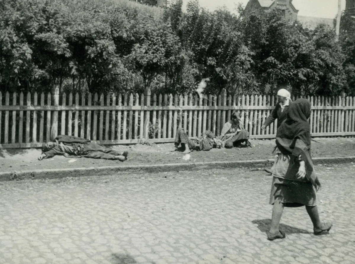 Умершие от голода на улицах Харькова, 1933 год. Для российского школьника это перегибы коллективизации, в результате которых население страны уменьшилось на 10 миллионов. Для украинского — голодомор, когда около 7 миллионов украинских крестьян убили за то, что они были украинцами