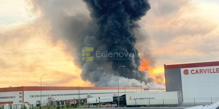 Украинские дроны атаковали нефтебазу, склад Wildberries и жилой дом в Подмосковье