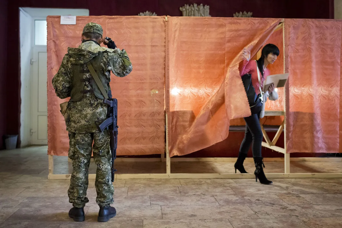 Ополченец голосует на избирательном участке в Славянске, 11 мая 2014 год