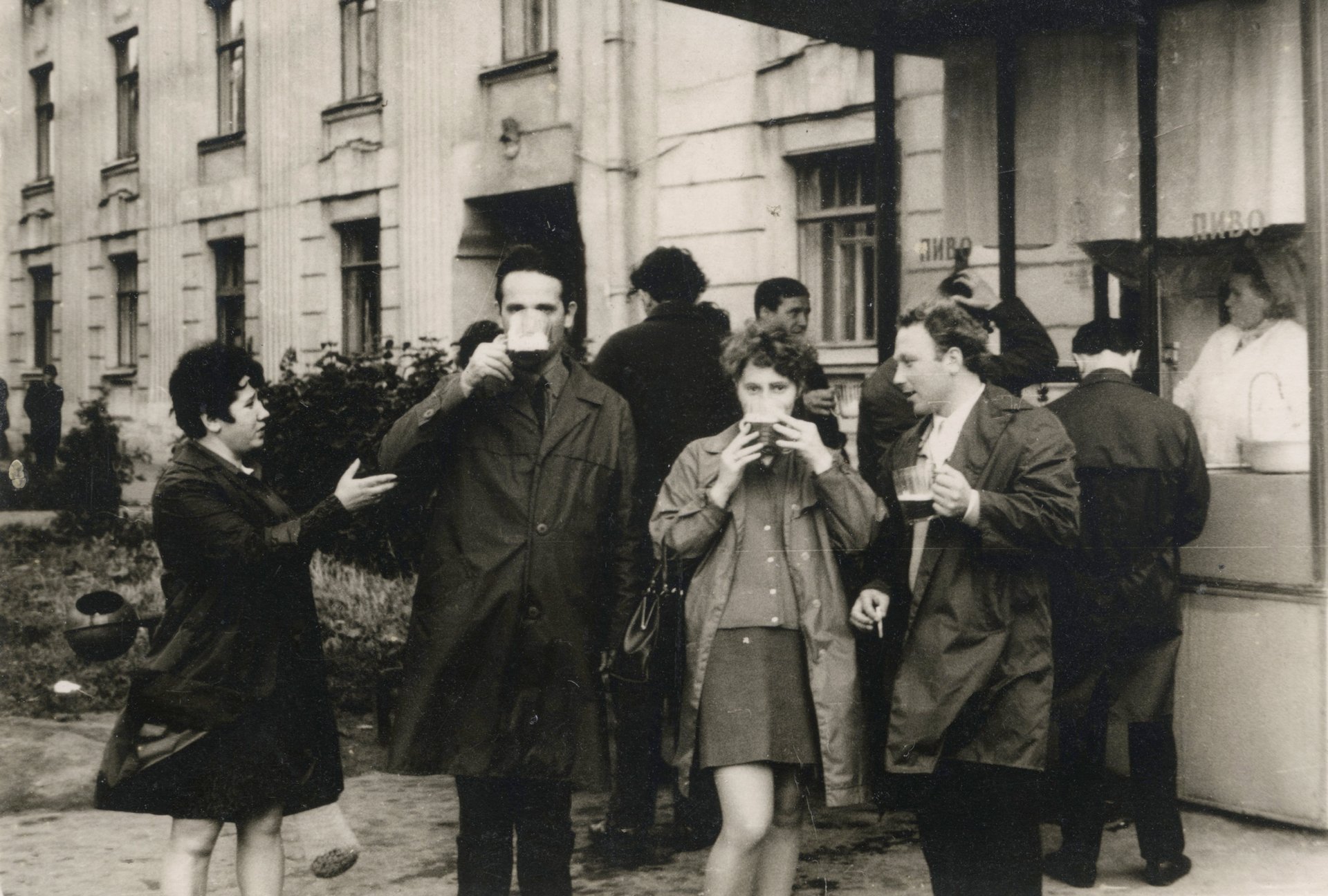 Неизвестные пьют пиво