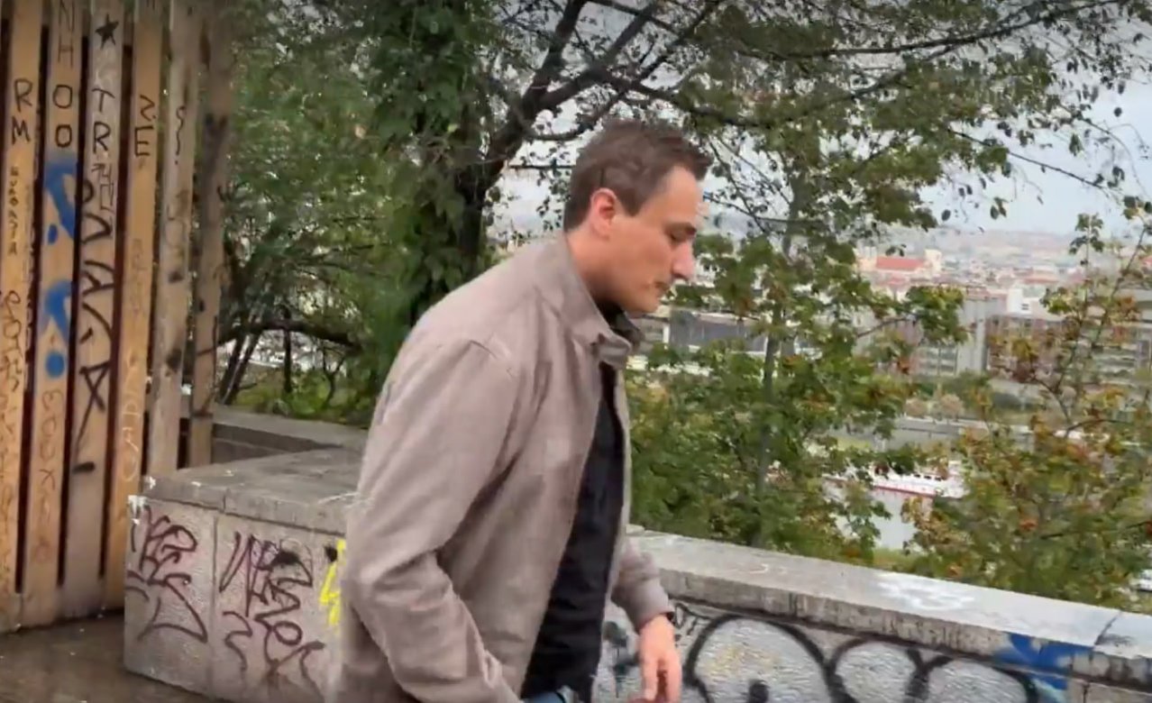 Виталий Чащухин сбегает от журналистов Seznam Zprávy в Праге, где он работал по заданию «Рыбаря»