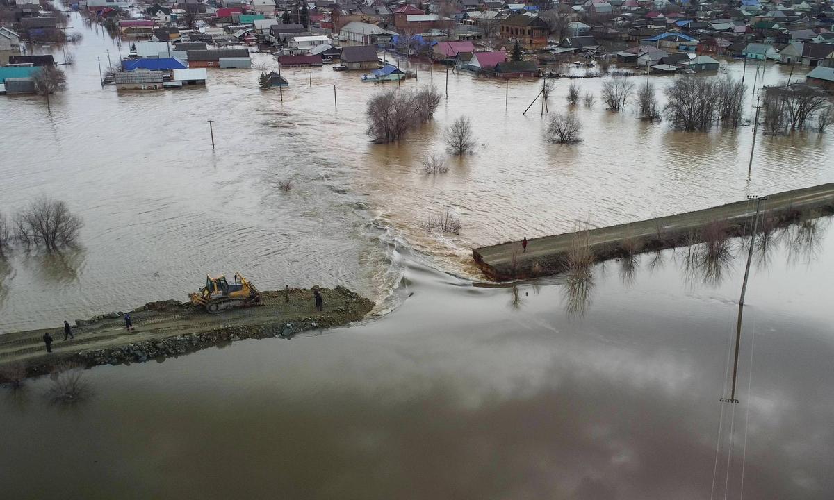Дамбу в Орске прорвало 4 апреля