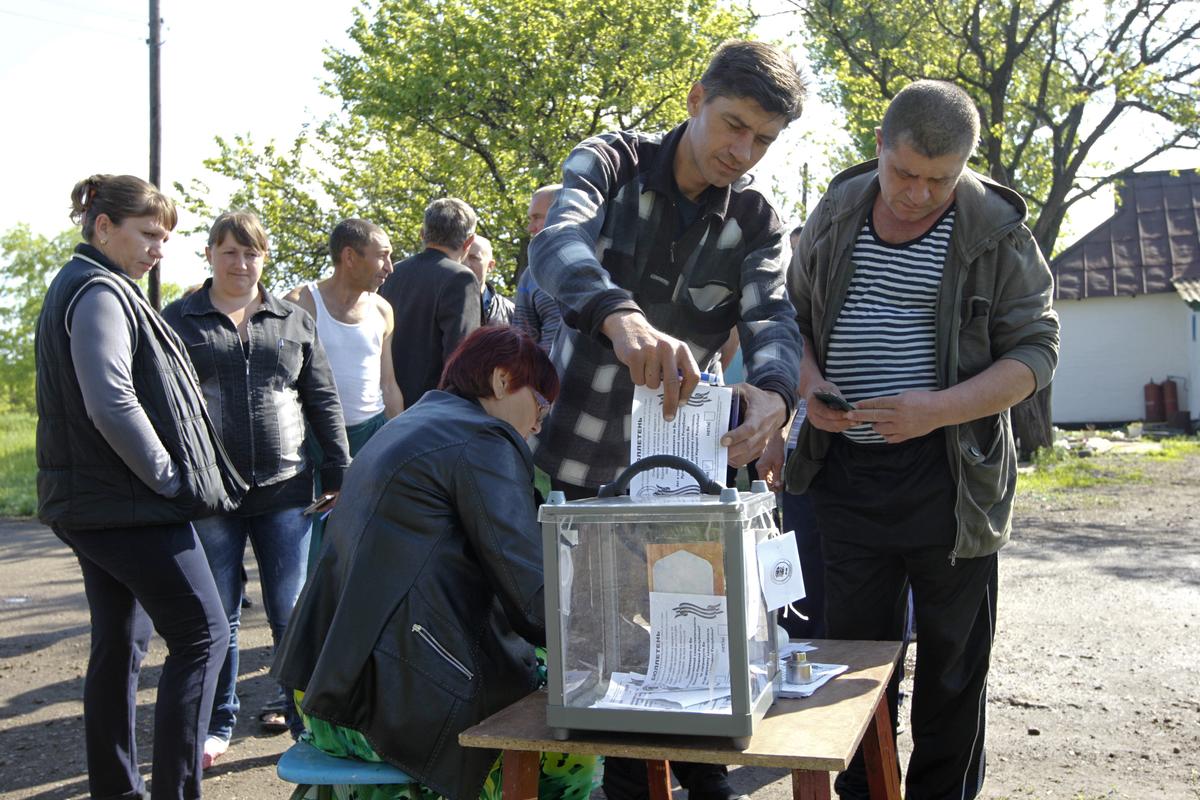 На липовом референдуме многие голосовали за Россию, а вышло, что за бандитов. Фото сделано 11 мая в селе Терновое Луганской области