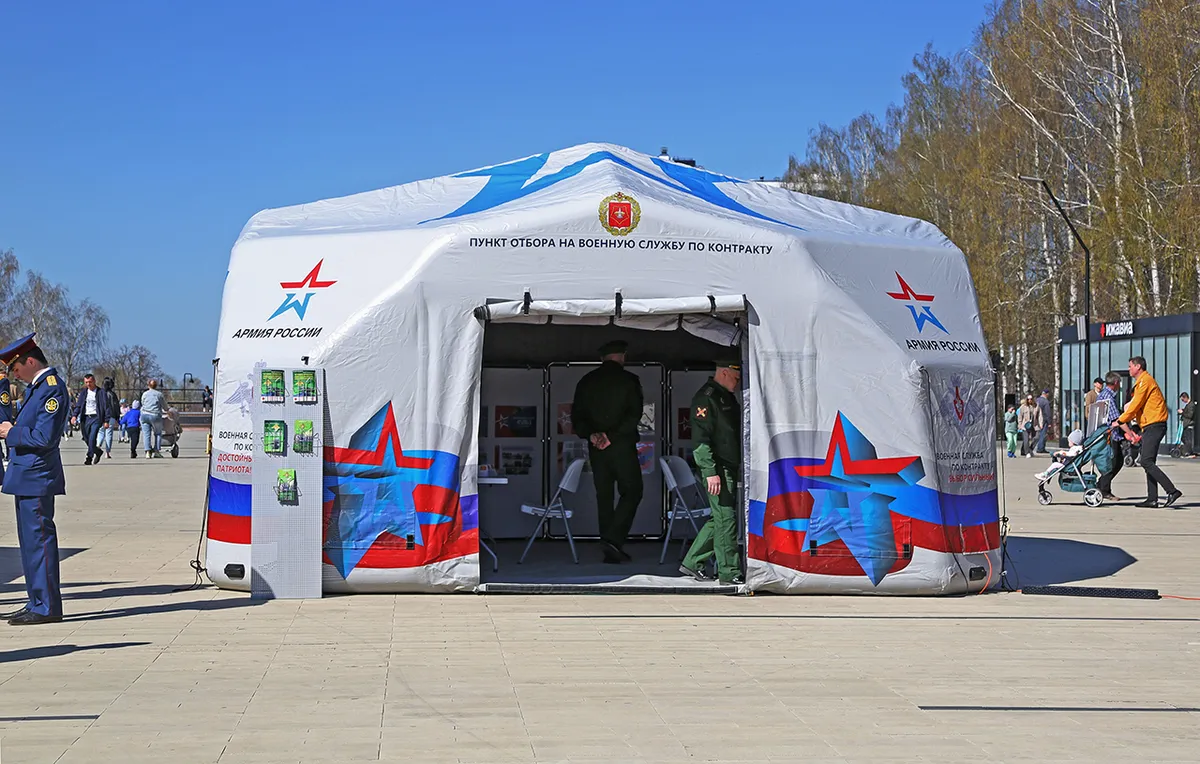 Мобильный пункт отбора на военную службу по контракту в Ижевске. 9 мая 2020 года
