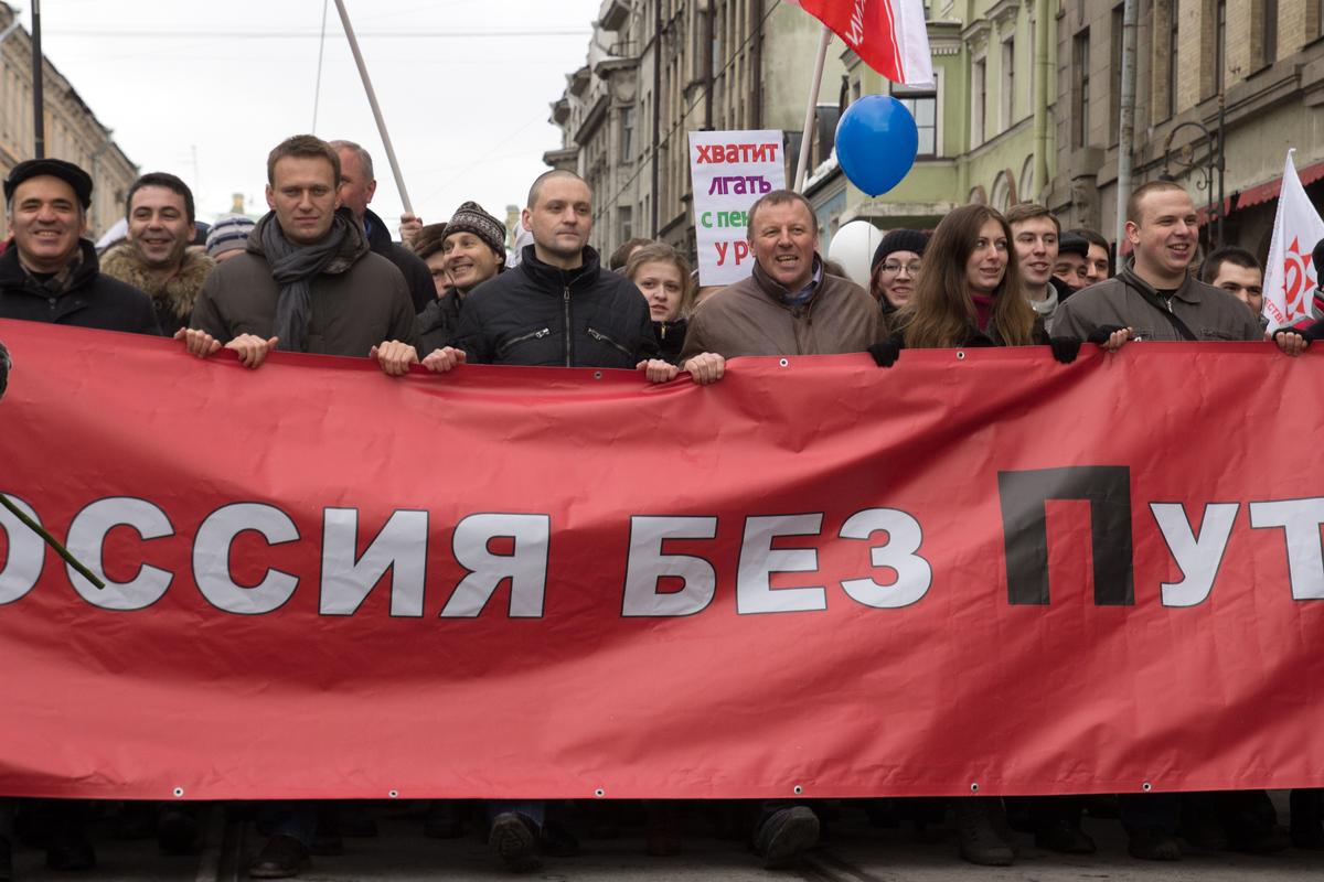 Разные лица оппозиции. Гарри Каспаров (первый слева), Алексей Навальный и Сергей Удальцов (справа от Навального) на демонстрации за честные выборы. Февраль 2012 года