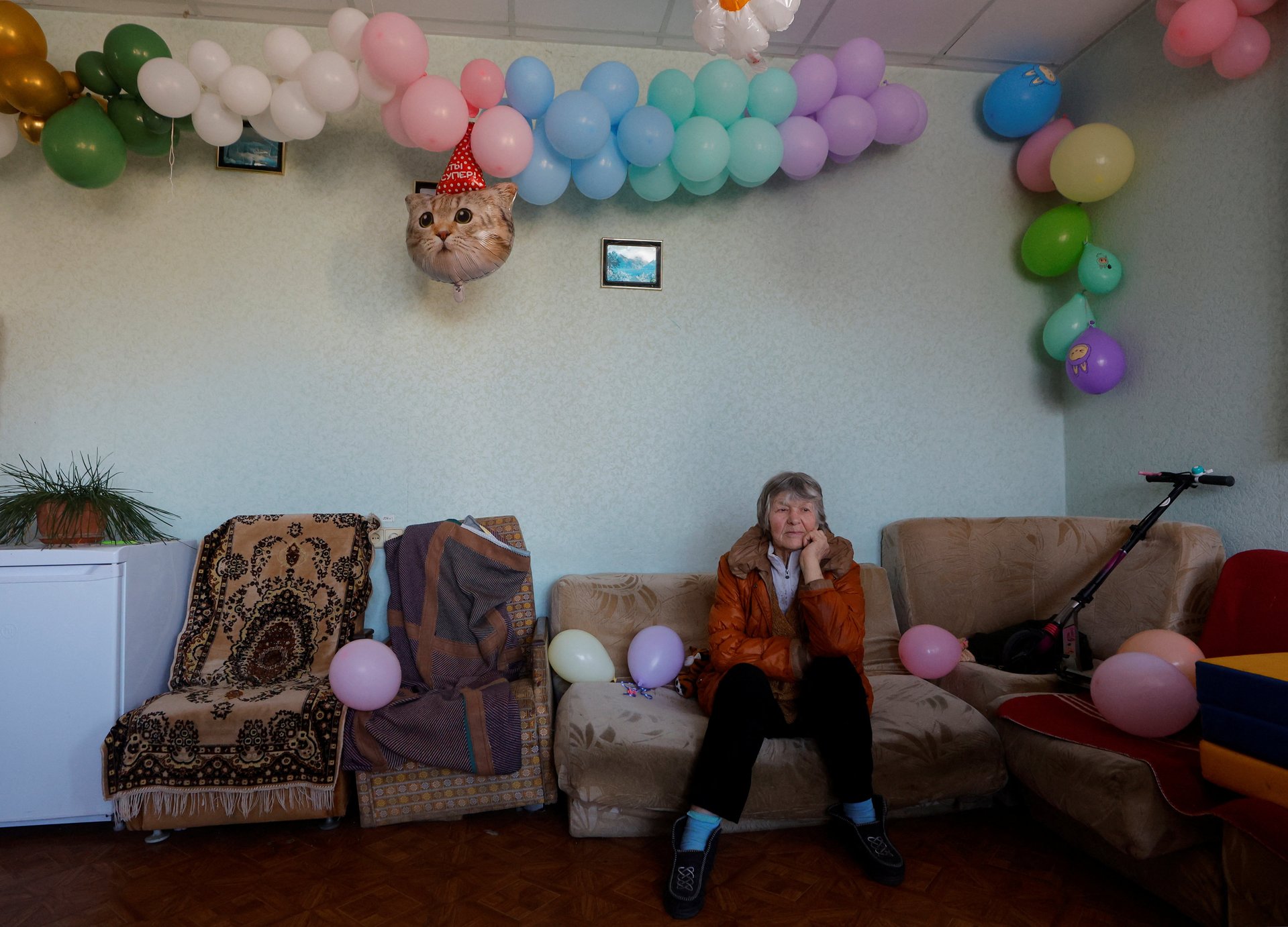 82-летняя женщина в пункте размещения беженцев в оккупированном Новопскове Луганской области. Из-за боев ей пришлось бежать из Кременной