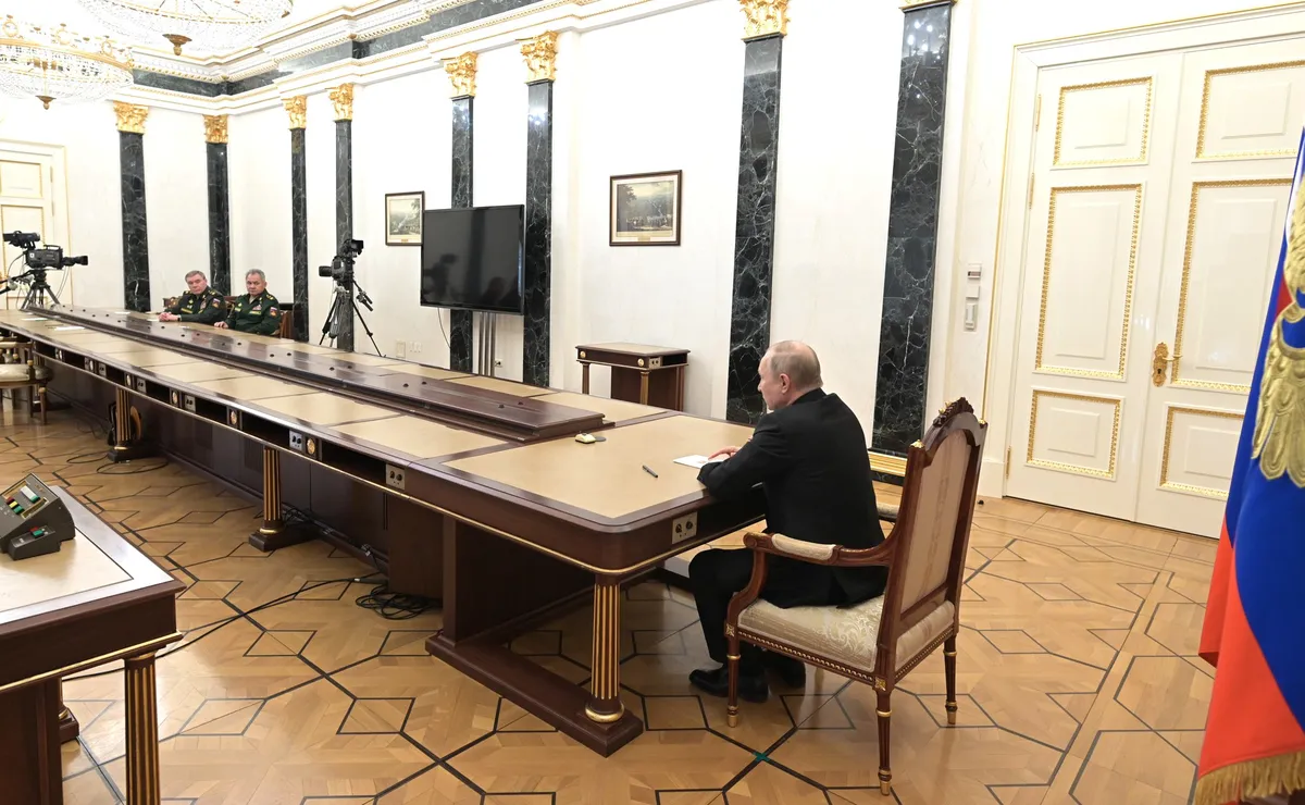 Vladimir Putin has long distanced himself from reality (Sergei Shoigu and Valery Gerasimov are at the other end of the table)