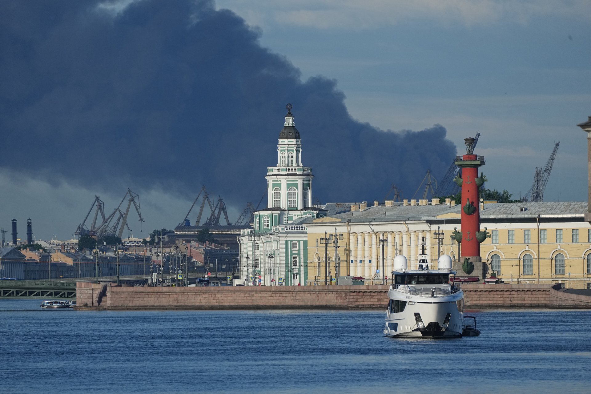 Пожар на Петербургском нефтяном терминале после атаки беспилотников, 3 июня. В среду в городе открывается международный экономический форум